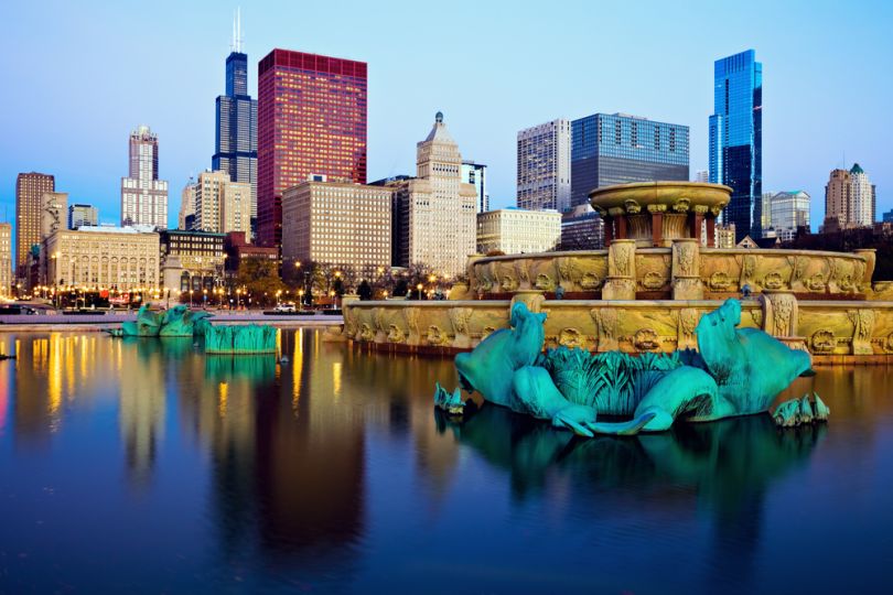 buckingham fountain in downtown chicago