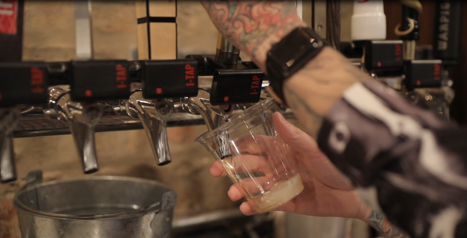 Man pours beer with I-Tap system