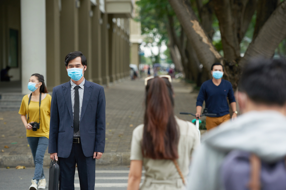 People crossing the street with smog masks - Senseair