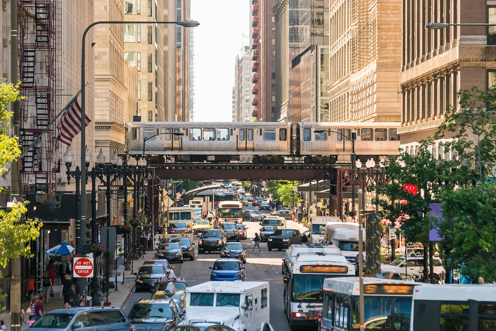 The Chicago L train with traffic below.