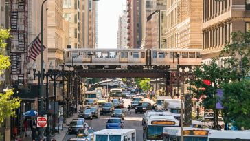 The Chicago L train with traffic below. 